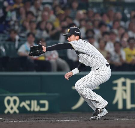 ９回、立石は奈良間の打球を捕球する（撮影・山口登）