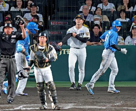 ３回、万波に適時打を打たれ追加点を奪われる木下（中央奥）＝撮影・立川洋一郎