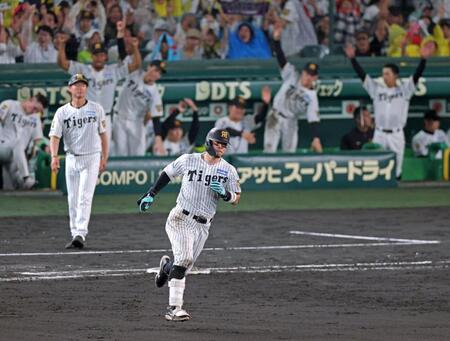 ９回、右翼スタンドへソロを放ちダイヤモンドを回る佐藤輝（撮影・立川洋一郎）
