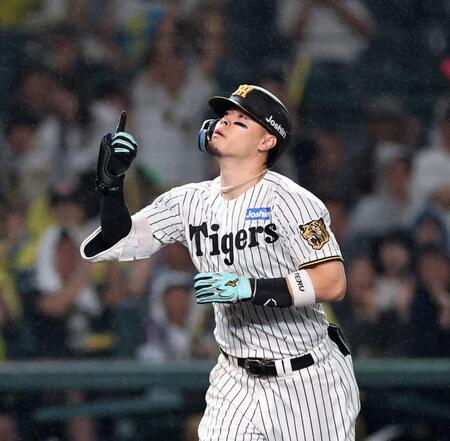 ９回、右越えにソロを放ちベースを回る佐藤輝（撮影・山口登）