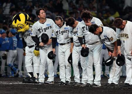 日本ハムに３連敗し厳しい表情を見せる藤川監督（左端）＝撮影・山口登