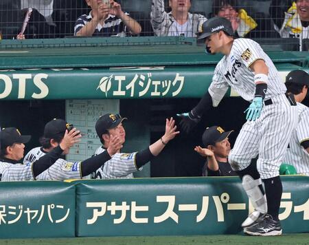 ９回、ソロを放った佐藤輝（右）とタッチを交わす藤川監督（撮影・立川洋一郎）