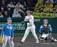 　５回、左翼スタンドへソロを放つ森下（撮影・立川洋一郎）