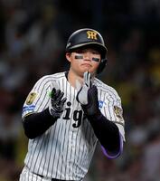 　本塁打を放ち手をたたく森下