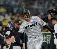 ５回、ソロを放ちナインに迎えられる森下（撮影・西田忠信）