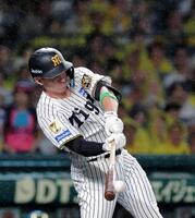 　６回、来日初安打を放つディベイニー（撮影・西田忠信）