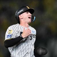 　６回、安打を放ち喜ぶディベイニー（撮影・田中太一）