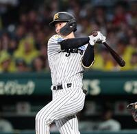 ４回、二塁打を放つ坂本（撮影・田中太一）