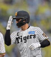 ２回、先制打を放ちポーズをする坂本（撮影・西田忠信）