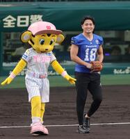 ファーストピッチセレモニーを務めマウンドへ向かうパナソニック・インパルス・桑田理介＝２７日