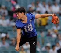ファーストピッチセレモニーに登場したパナソニックイーグルス・桑田理介＝２７日