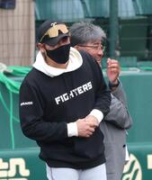 談笑する「亀新コンビ」の新庄監督（左）と亀山つとむ氏（撮影・立川洋一郎）