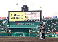 グラウンドで談笑する新庄監督（左）と亀山つとむ氏（撮影・山口登）