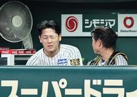 ３回、逆転を許した木下は梅野と話しをする（撮影・田中太一）