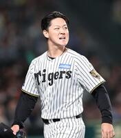 ４回、厳しい表情を見せベンチに戻る木下（撮影・山口登）