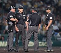 ９回、奈良間の打球に判定に協議する審判団（撮影・山口登）