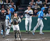 ３回、万波に適時打を打たれ追加点を奪われる木下（中央奥）＝撮影・立川洋一郎