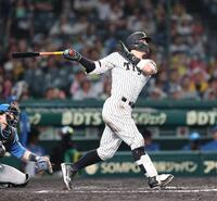 ９回、右越えにソロを放つ佐藤輝（撮影・山口登）