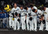 日本ハムに３連敗し厳しい表情を見せる藤川監督（左端）＝撮影・山口登