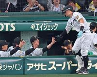 ９回、ソロを放った佐藤輝（右）とタッチを交わす藤川監督（撮影・立川洋一郎）