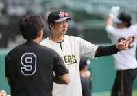 立石（左）に声を掛ける藤川監督（撮影・山口登）