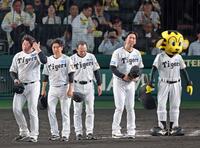 日本ハムに３連敗を喫し、ファンへのあいさつのために整列する藤川監督（右）＝撮影・立川洋一郎