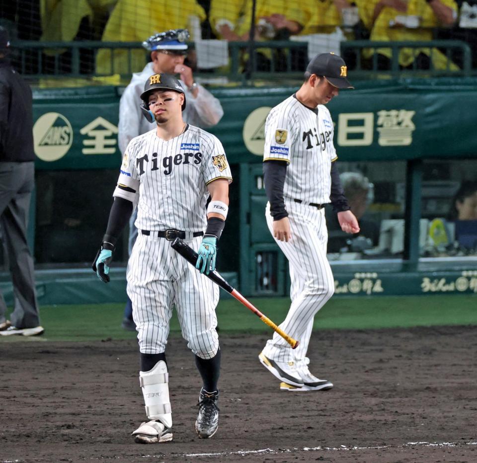 ９回、空振り三振に倒れ肩を落として引き揚げる佐藤輝。右は藤川監督（撮影・立川洋一郎）