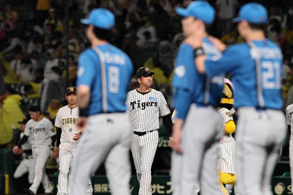 　日本ハムに連敗し、悔しがる藤川監督（撮影・田中太一）