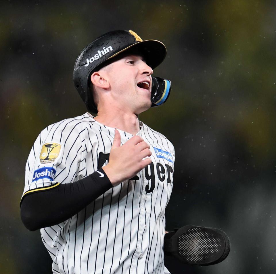 　６回、安打を放ち喜ぶディベイニー（撮影・田中太一）