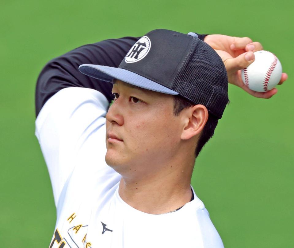 登板に備えてキャッチボールをする木下（撮影・立川洋一郎）