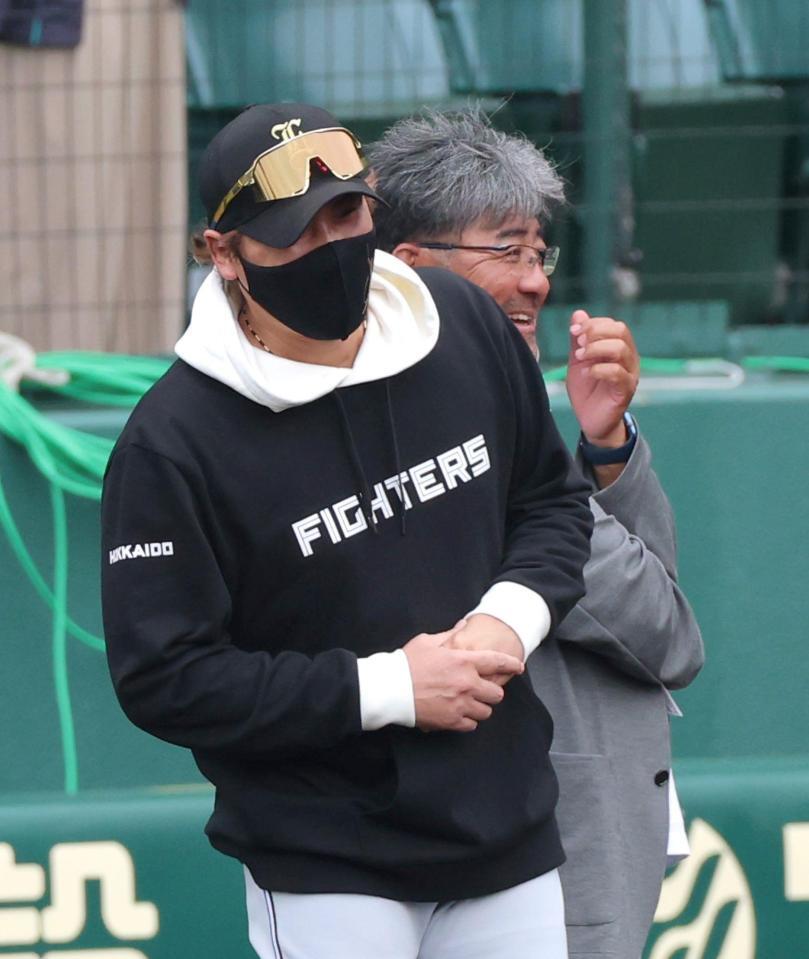 談笑する「亀新コンビ」の新庄監督（左）と亀山つとむ氏（撮影・立川洋一郎）