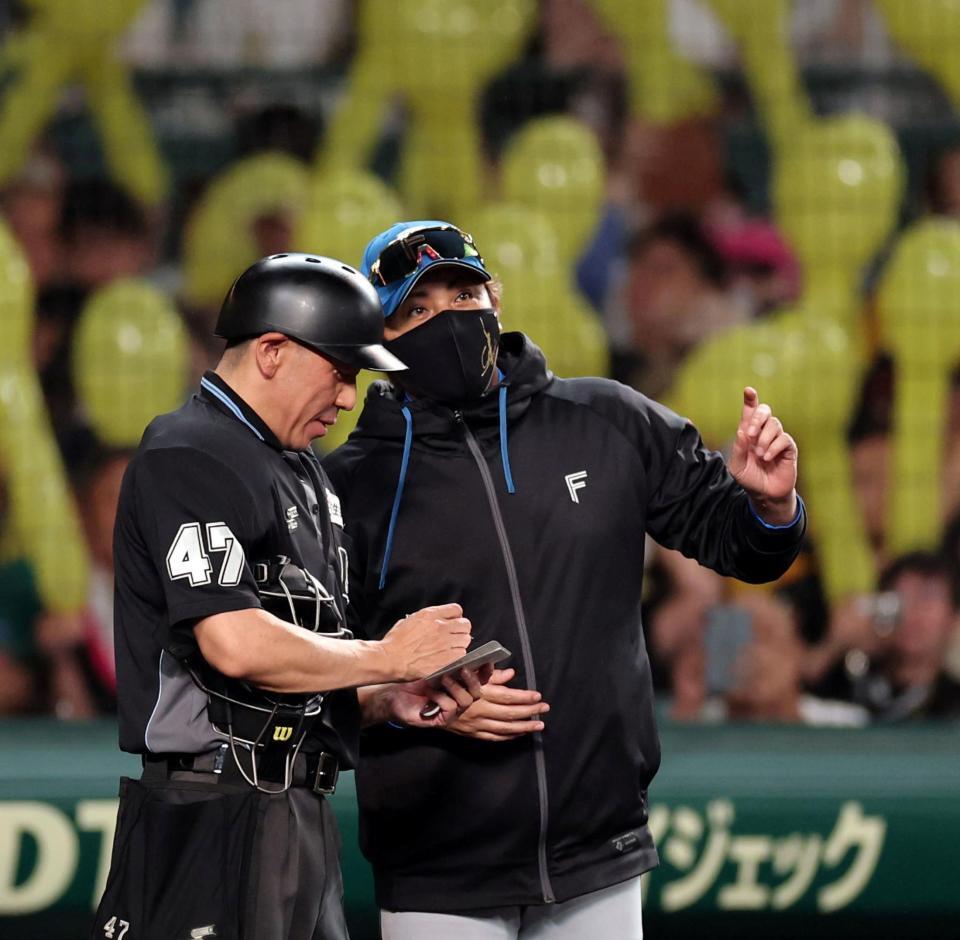 ７回、選手交代を告げる新庄監督（撮影・山口登）