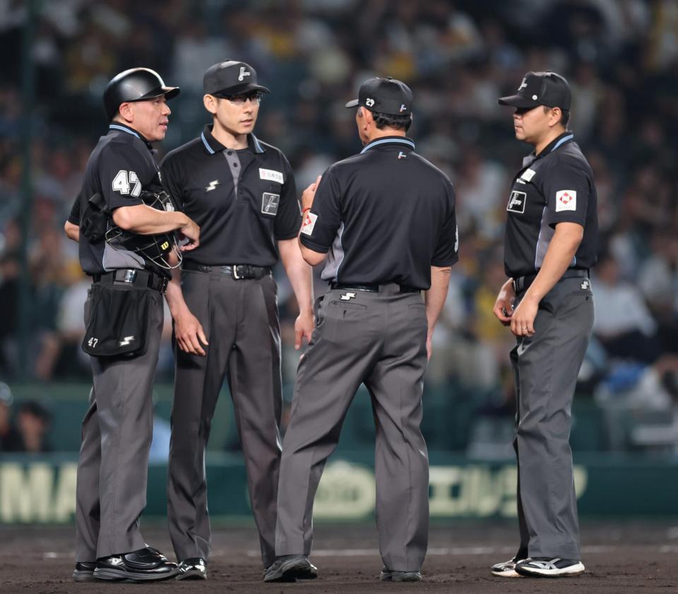 ９回、奈良間の打球に判定に協議する審判団（撮影・山口登）