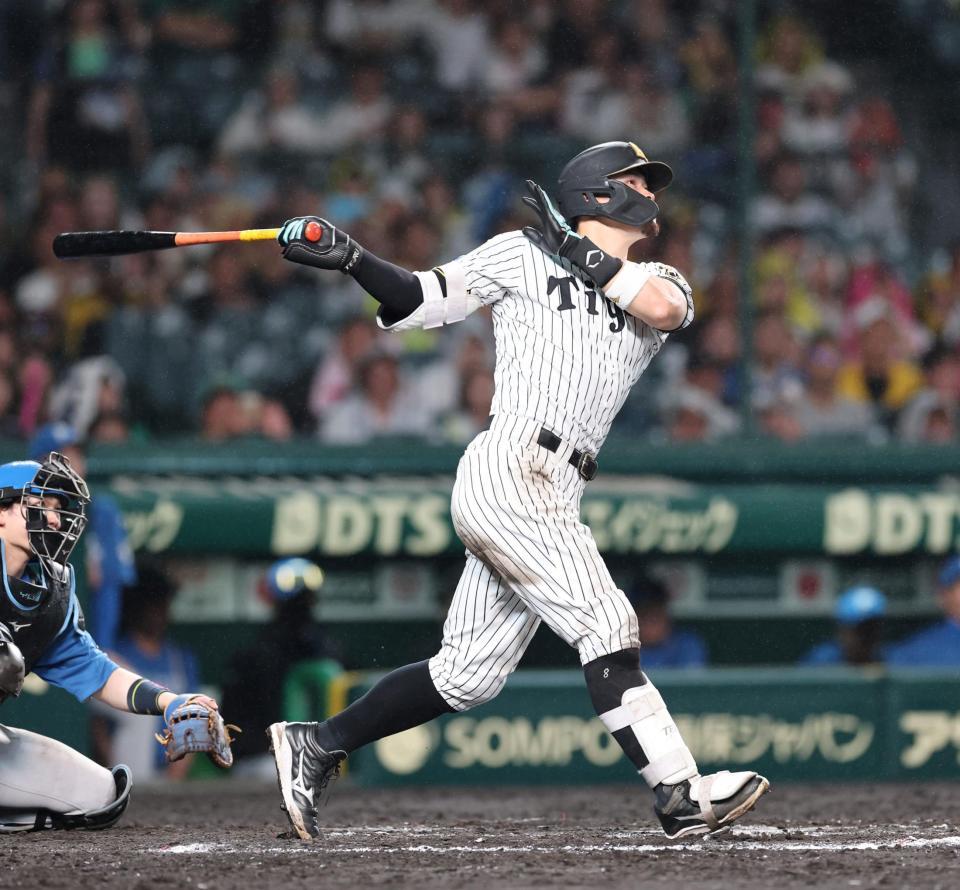 ９回、右越えにソロを放つ佐藤輝（撮影・山口登）