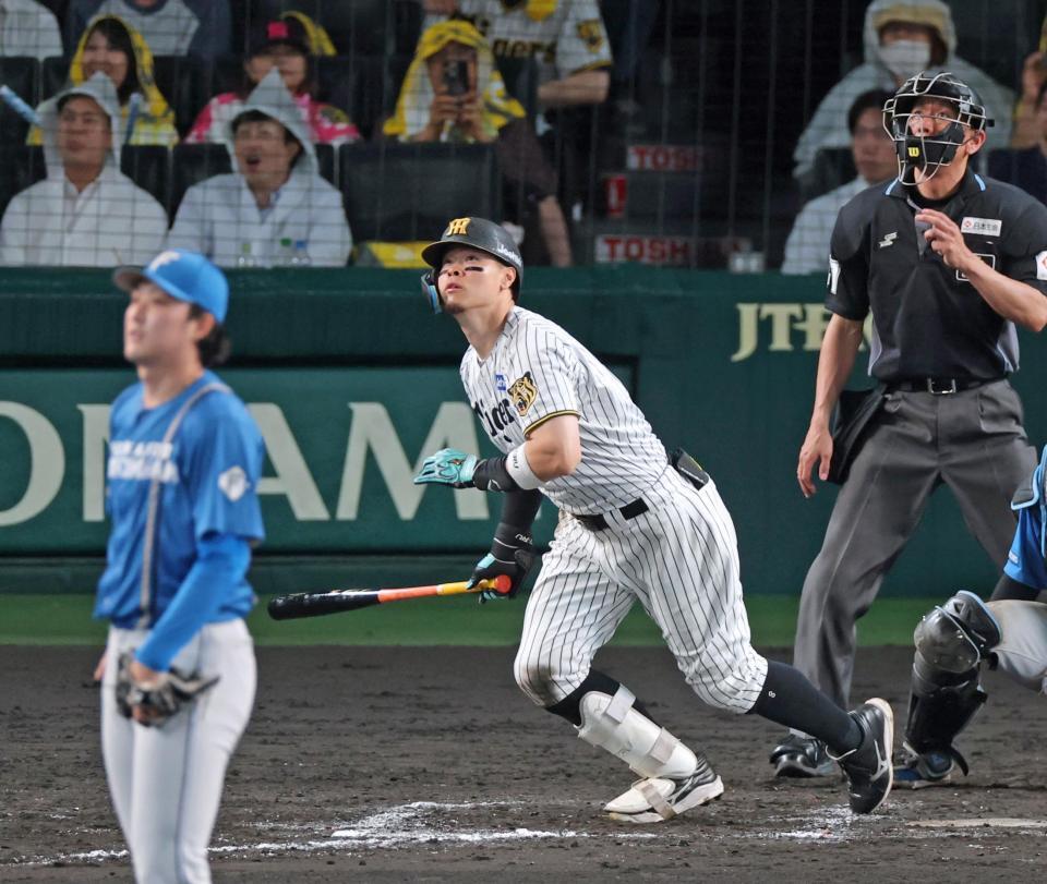 ９回、右翼スタンドへソロを放つ佐藤輝（撮影・立川洋一郎）