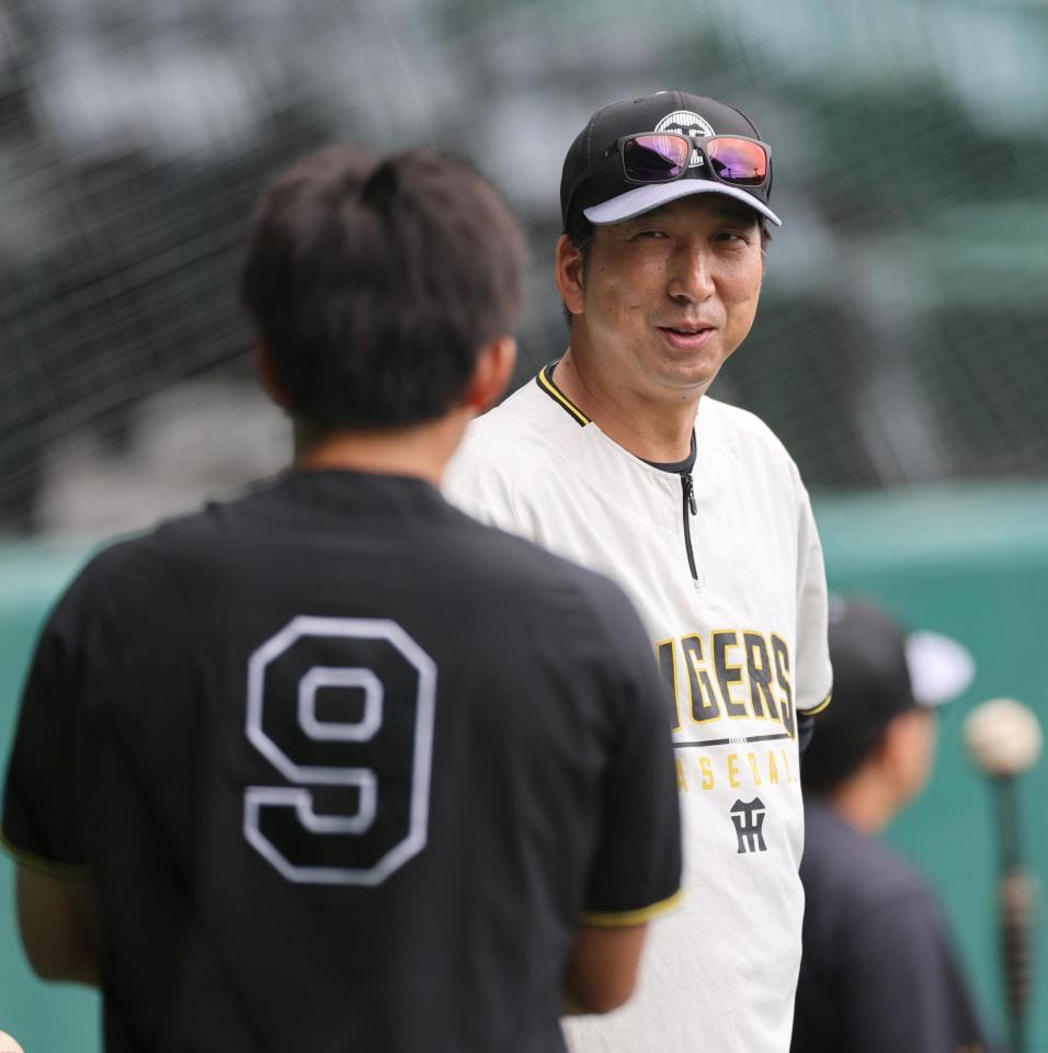 立石（左）に声を掛ける藤川監督（撮影・山口登）