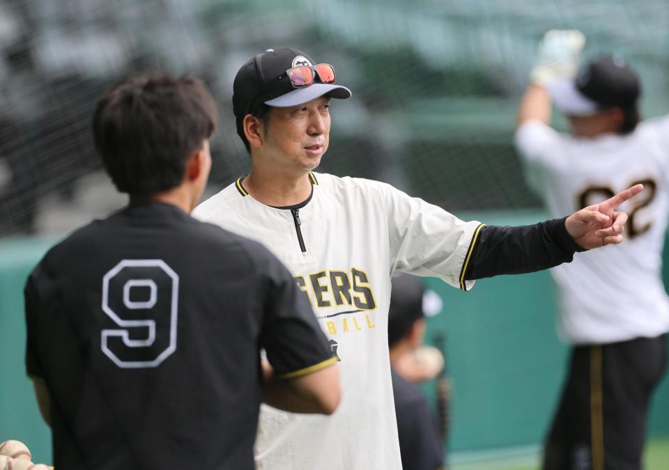 立石（左）に声を掛ける藤川監督（撮影・山口登）