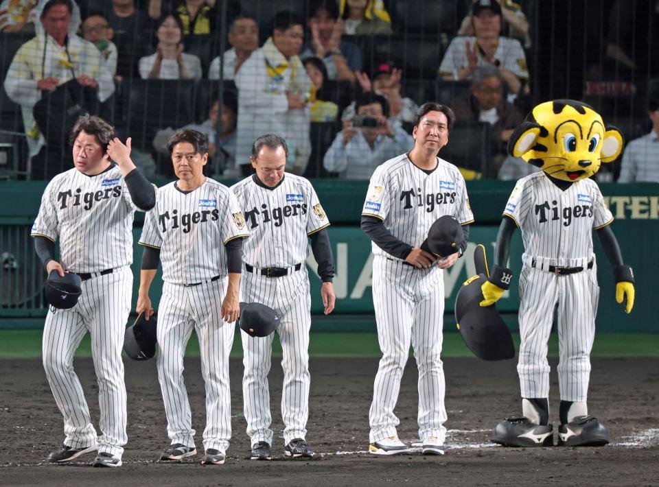 日本ハムに３連敗を喫し、ファンへのあいさつのために整列する藤川監督（右）＝撮影・立川洋一郎