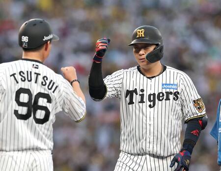 １回、大山（右）先制適時打を放ち筒井コーチとタッチする（撮影・山口登）