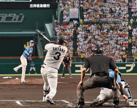 １回、右前へ適時打を放つ大山（撮影・田中太一）
