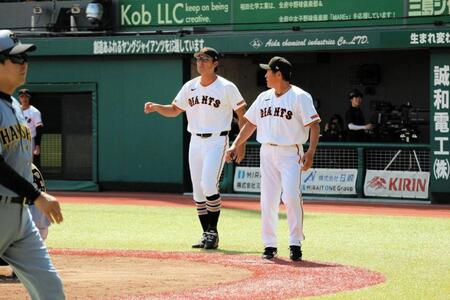 ホームランの判定が覆りベンチを飛び出す石井２軍監督と大田打撃コーチ