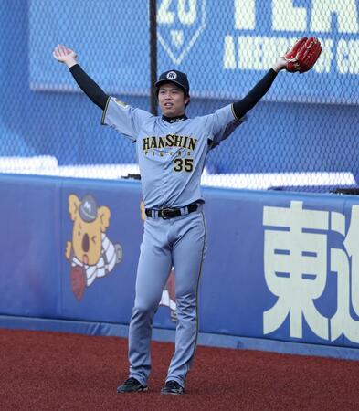 キャッチボール相手の村上にジェスチャーを送る才木（撮影・伊藤笙子）