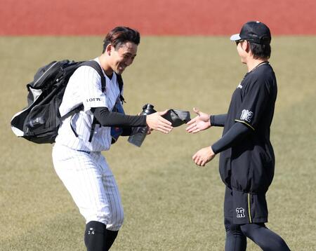 梅野（右）と握手をする小島（撮影・伊藤笙子）