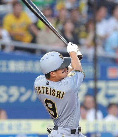 ２回、左前打を放つ立石（撮影・西岡正）