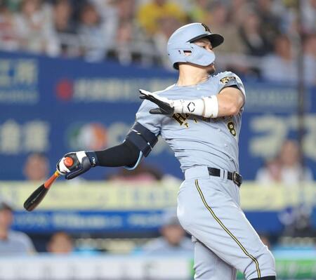 ８回、二塁へ内野安打を放つ佐藤輝（撮影・西岡正）