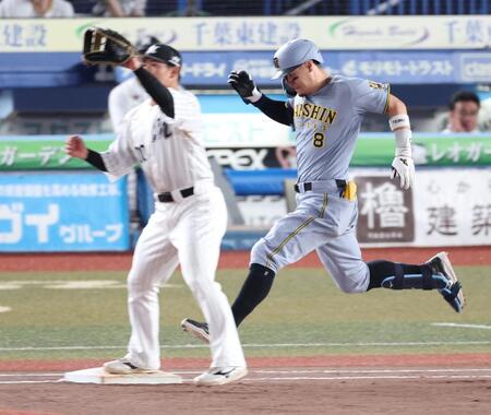 ８回、二塁への内野安打を放ち、一塁へ走る佐藤輝（一塁手・池田）＝撮影・伊藤笙子