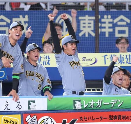ロッテを完封した瞬間、ガッツポーズで叫ぶ高橋（中央）＝撮影・西岡正
