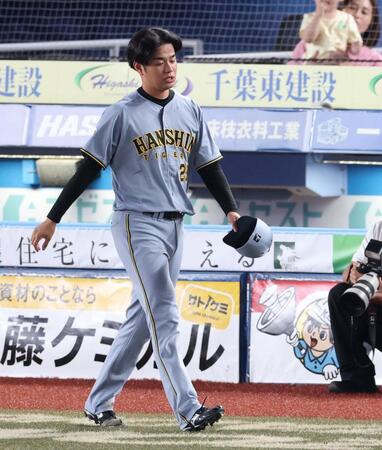 ヒーローインタビューへ向かう高橋（撮影・伊藤笙子）