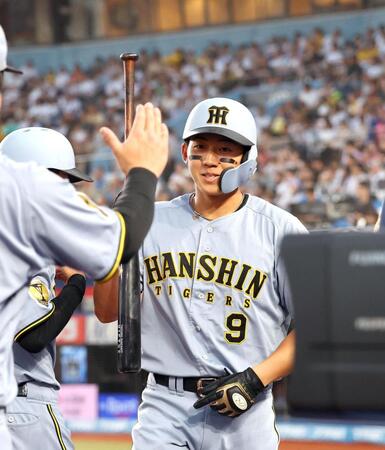 ２回、生還しナインの出迎えに笑顔を見せる立石（撮影・山口登）