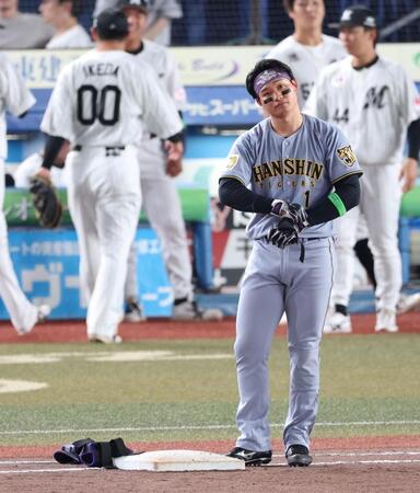 ５回、二邪飛に倒れ、首をかしげる森下（撮影・伊藤笙子）